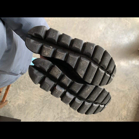 Lightly used, On Cloud, cloud, all black size 10 - Picture 4 of 4